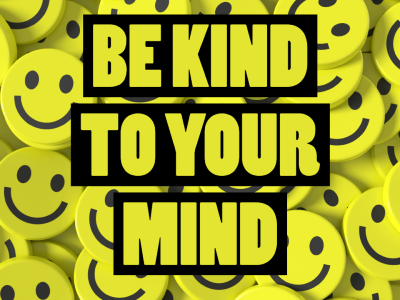 Peça amarela com rostos sorridentes e a frase Be kind to your mind em letras pretas e amarelas condensadas.